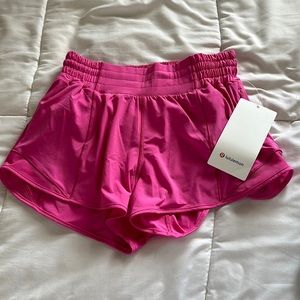 SONIC PINK HR 2.5” LULULEMON SHORTS